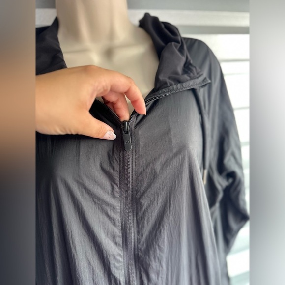 Women’s Lululemon Seek The Sky Water Repellent Jacket Size 8 - Picture 2 of 14